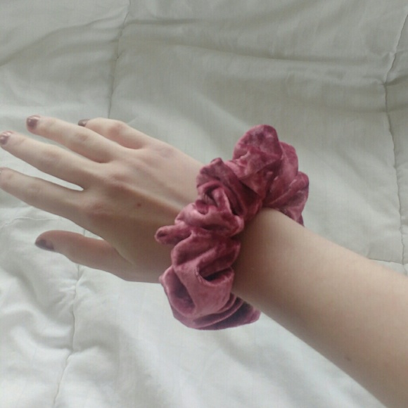 ⚡FLASH SALE⚡Bundle of Scrunchies - Picture 2 of 2